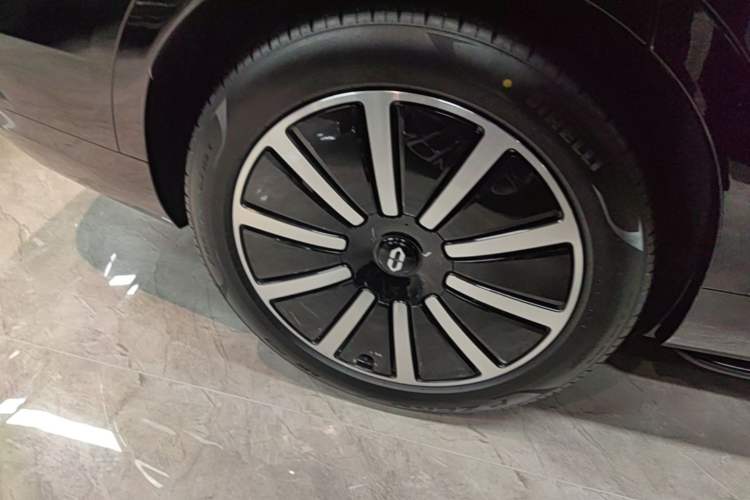 Used Hima AITO M9 2025 Extended-Range Ultra Version 52 kWh 6-Seater Right Rear Wheel Hub