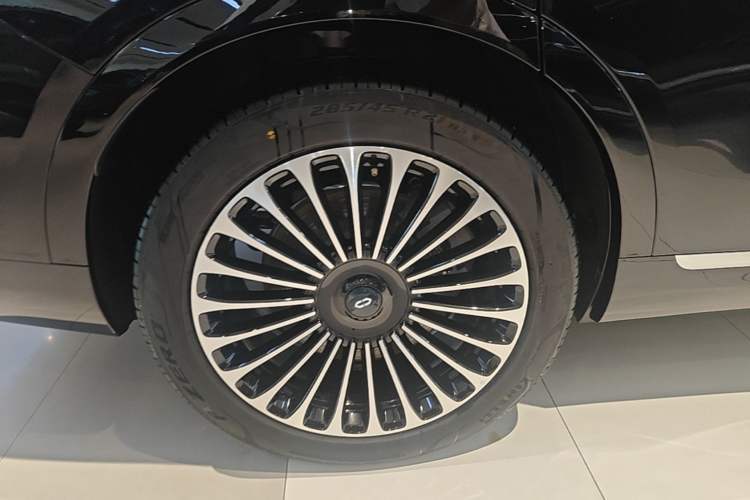 Used Hima AITO M9 2025 Extended-Range Ultra Version 52 kWh 6-Seater Right Rear Wheel Hub