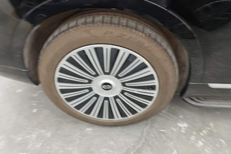 Used Hima AITO M9 2025 Extended-Range Ultra Version 52 kWh 6-Seater Right Rear Wheel Hub