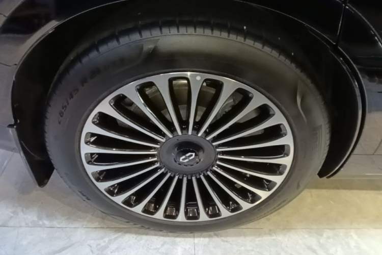 Used Hima AITO M9 2025 Extended-Range Ultra Version 52 kWh 6-Seater Right Rear Wheel Hub