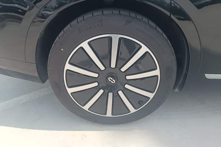 Used Hima AITO M9 2025 Extended-Range Ultra Version 52 kWh 5-Seater Edition Right Rear Wheel Hub