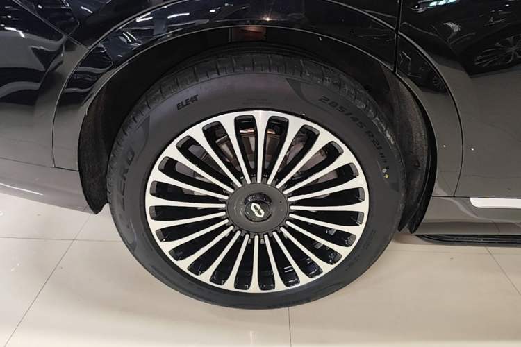Used Hima AITO M9 2025 Extended-Range Ultra Version 52 kWh 6-Seater Right Rear Wheel Hub