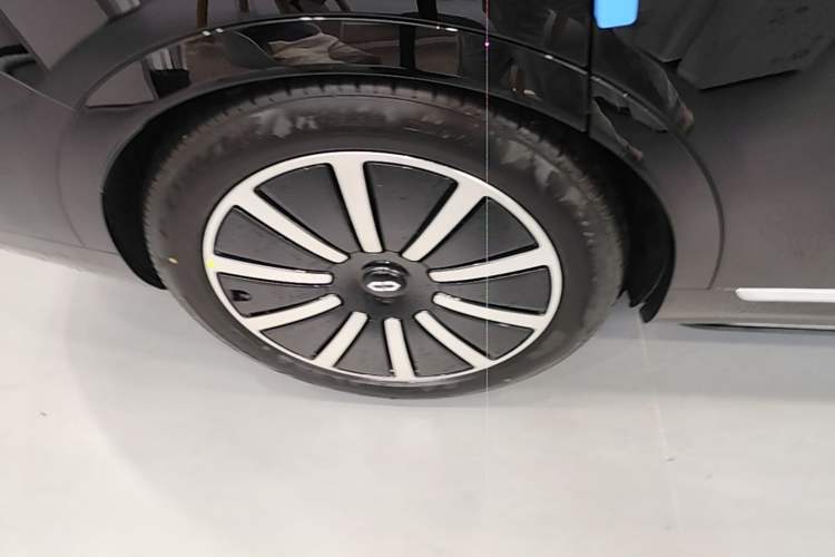 Used Hima AITO M9 2025 Extended-Range Max Version 52 kWh 6-Seater Edition Right Rear Wheel Hub