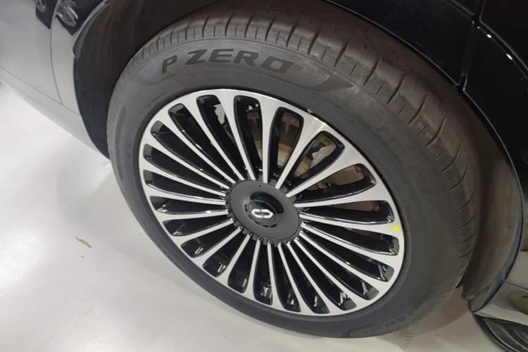 Used Hima AITO M9 2025 Extended-Range Ultra Version 52 kWh 6-Seater Right Rear Wheel Hub