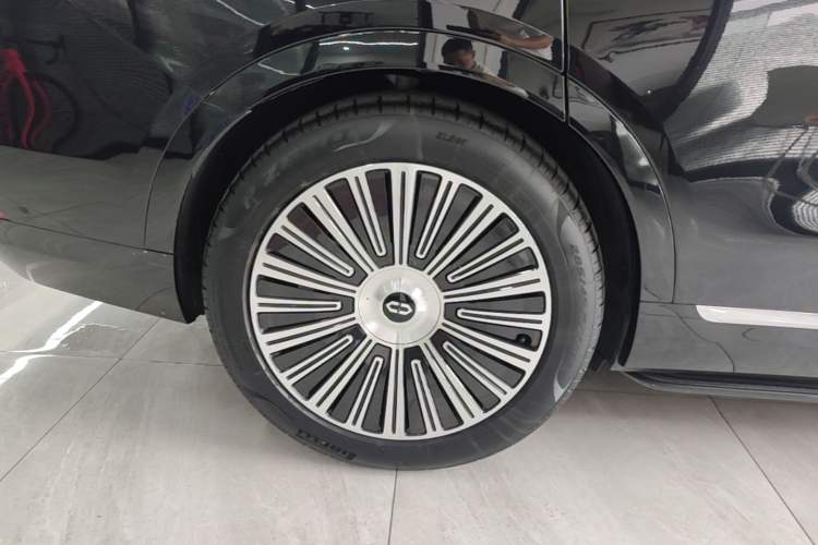 Used Hima AITO M9 2025 Extended-Range Ultra Version 52 kWh 6-Seater Right Rear Wheel Hub