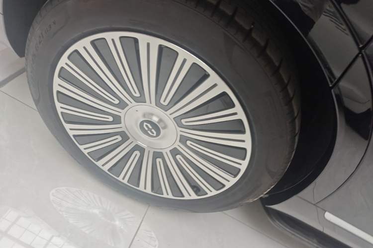 Used Hima AITO M9 2025 Pure Electric Ultra Version 100 kWh 6-Seater Model Right Rear Wheel Hub