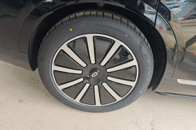 Used Hima AITO M9 2025 Model Range-Extended Ultra Edition 52kWh 6-seater (896-line LiDAR) Right Rear Wheel Hub