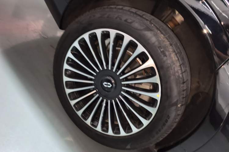 Used Hima AITO M9 2025 Extended-Range Ultra Version 52 kWh 6-Seater Right Rear Wheel Hub