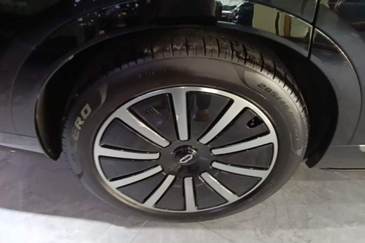 Used Hima AITO M9 2025 Extended-Range Ultra Version 52 kWh 6-Seater Right Rear Wheel Hub