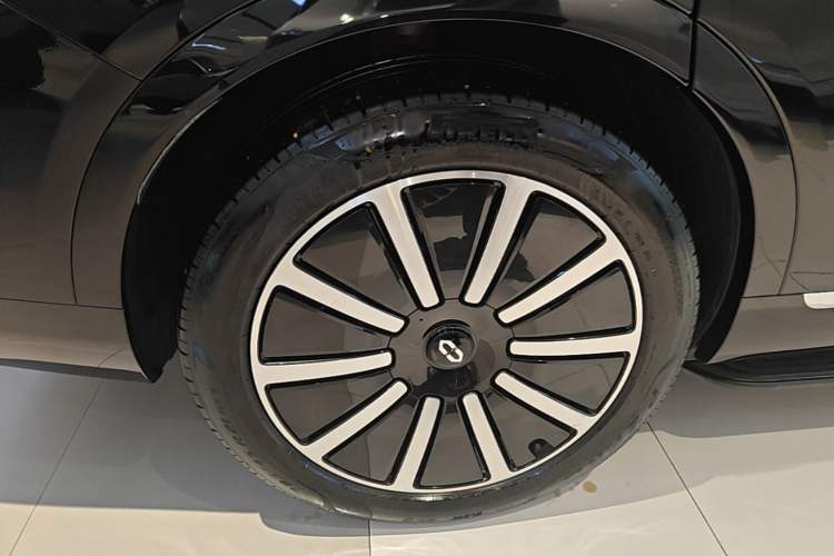 Used Hima AITO M9 2025 Extended-Range Ultra Version 52 kWh 6-Seater Right Rear Wheel Hub