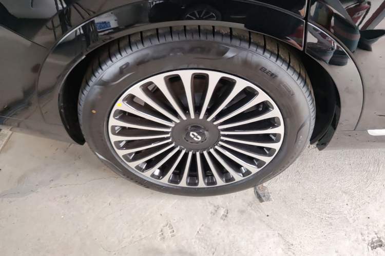 Used Hima AITO M9 2025 Extended-Range Ultra Version 52 kWh 5-Seater Edition Right Rear Wheel Hub