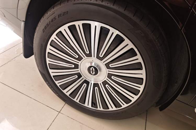 Used Hima AITO M9 2025 Extended-Range Ultra Version 52 kWh 6-Seater Right Rear Wheel Hub