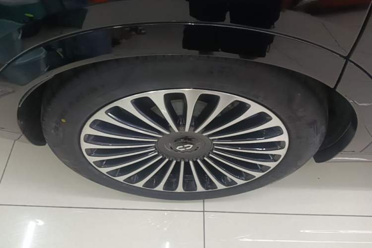 Used Hima AITO M9 2025 Extended-Range Ultra Version 52 kWh 6-Seater Right Rear Wheel Hub