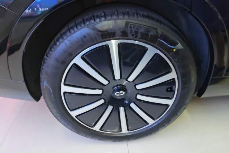 Used Hima AITO M9 2025 Extended-Range Ultra Version 52 kWh 6-Seater Right Rear Wheel Hub