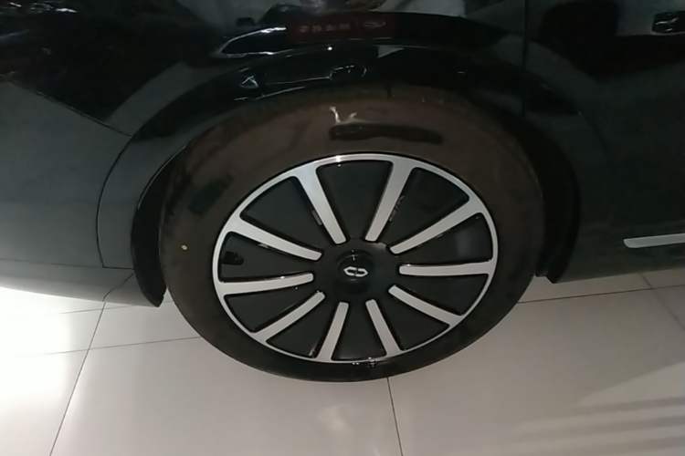Used Hima AITO M9 2025 Extended-Range Max Version 52 kWh 5-Seater Edition Right Rear Wheel Hub