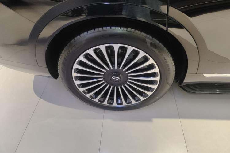 Used Hima AITO M9 2025 Extended-Range Ultra Version 52 kWh 5-Seater Edition Right Rear Wheel Hub
