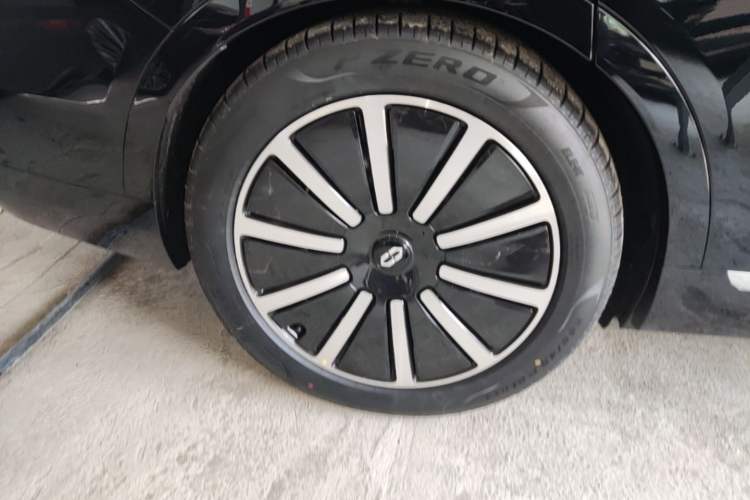 Used Hima AITO M9 2025 Model Range-Extended Max Edition 52kWh 5-seater (896-line LiDAR) Right Rear Wheel Hub