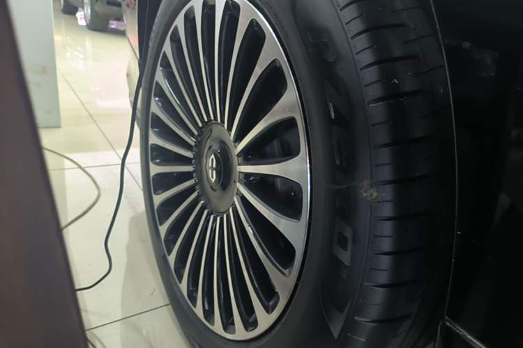 Used Hima AITO M9 2025 Extended-Range Ultra Version 52 kWh 6-Seater Right Rear Wheel Hub