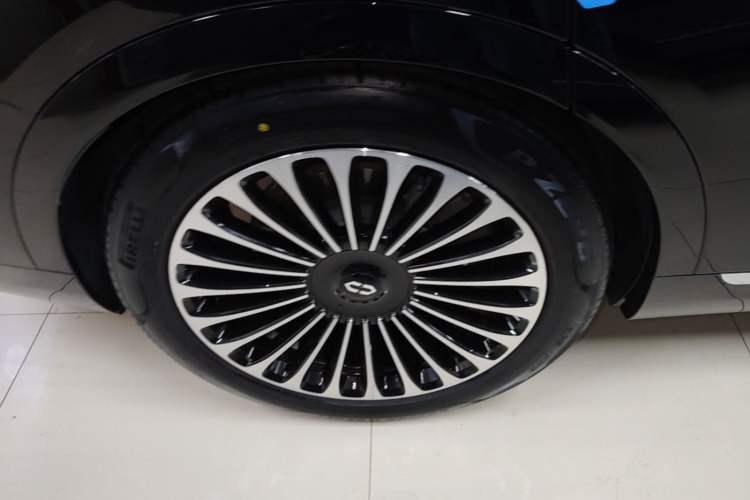 Used Hima AITO M9 2025 Extended-Range Ultra Version 52 kWh 6-Seater Right Rear Wheel Hub