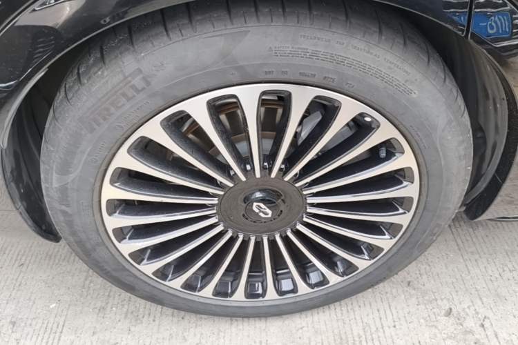 Used Hima AITO M9 2025 Extended-Range Ultra Version 52 kWh 6-Seater Right Rear Wheel Hub