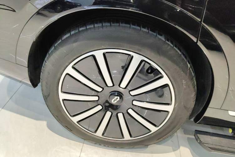 Used Hima AITO M9 2025 Extended-Range Ultra Version 52 kWh 6-Seater Right Rear Wheel Hub