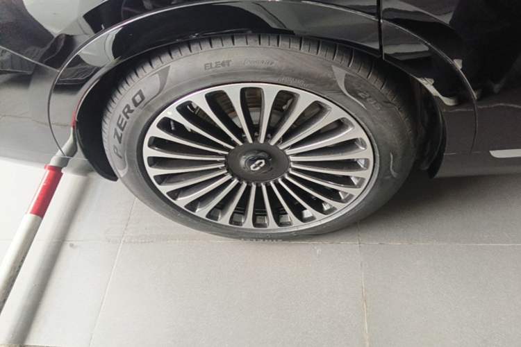 Used Hima AITO M9 2025 Extended-Range Ultra Version 52 kWh 6-Seater Right Rear Wheel Hub