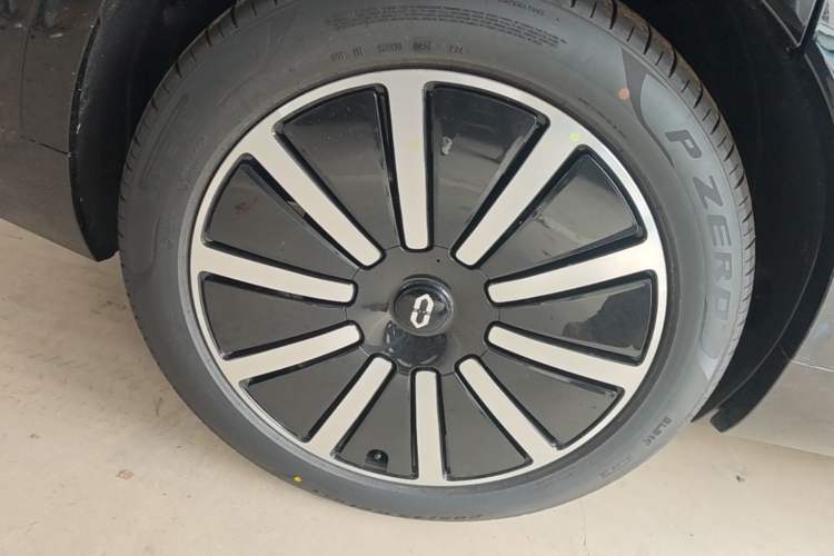 Used Hima AITO M9 2025 Model Range-Extended Ultra Edition 52kWh 6-seater (896-line LiDAR) Right Rear Wheel Hub