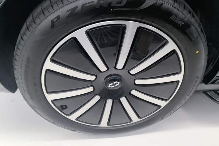Used Hima AITO M9 2025 Extended-Range Ultra Version 52 kWh 6-Seater Right Rear Wheel Hub