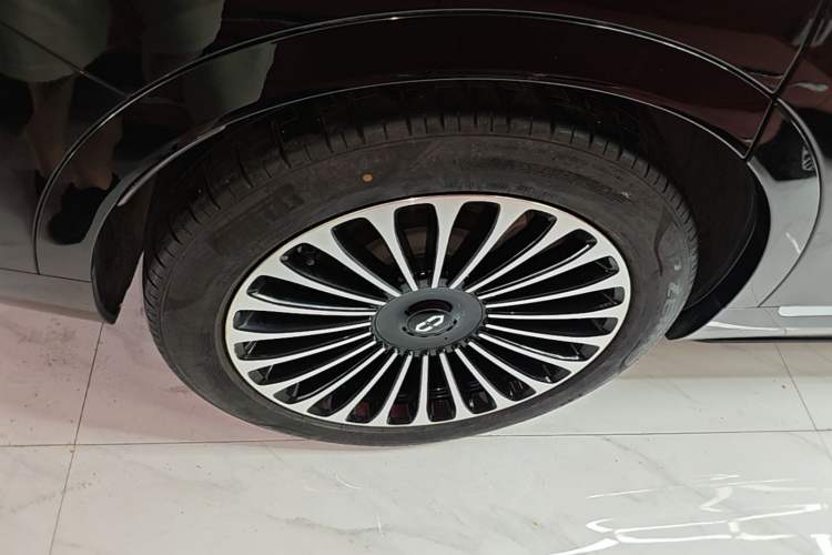 Used Hima AITO M9 2025 Extended-Range Ultra Version 52 kWh 6-Seater Right Rear Wheel Hub