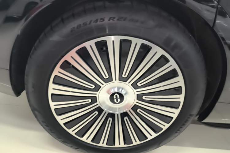 Used Hima AITO M9 2025 Extended-Range Ultra Version 52 kWh 6-Seater Right Rear Wheel Hub