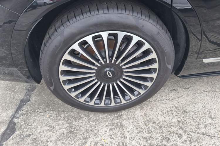 Used Hima AITO M9 2025 Extended-Range Ultra Version 52 kWh 6-Seater Right Rear Wheel Hub