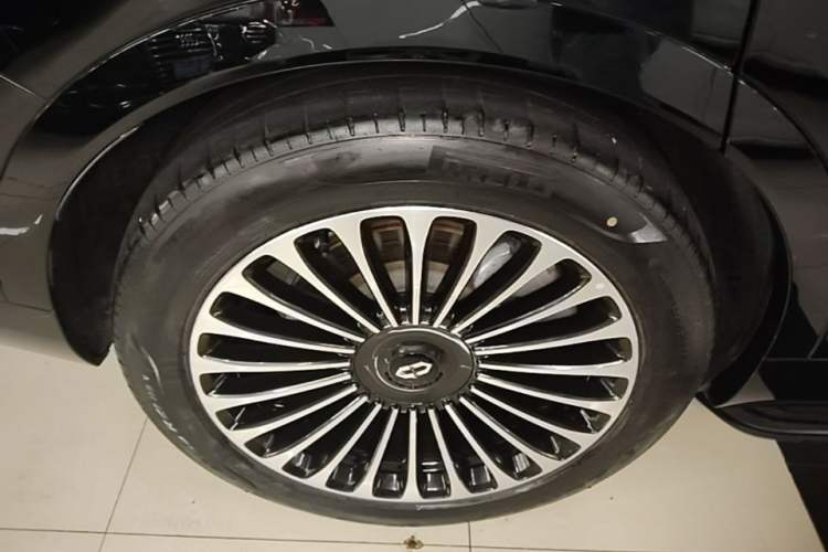 Used Hima AITO M9 2025 Extended-Range Ultra Version 52 kWh 6-Seater Right Rear Wheel Hub