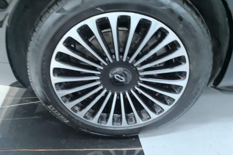 Used Hima AITO M9 2025 Extended-Range Ultra Version 52 kWh 6-Seater Right Rear Wheel Hub