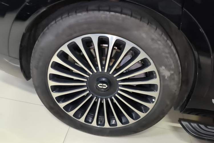 Used Hima AITO M9 2025 Extended-Range Ultra Version 52 kWh 6-Seater Right Rear Wheel Hub