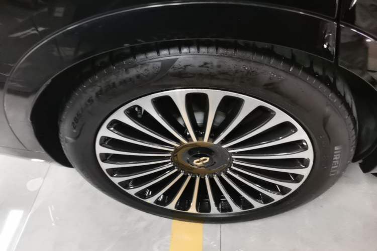 Used Hima AITO M9 2025 Extended-Range Ultra Version 52 kWh 6-Seater Right Rear Wheel Hub