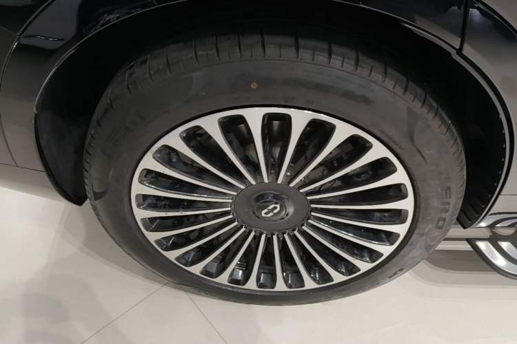 Used Hima AITO M9 2025 Extended-Range Ultra Version 52 kWh 6-Seater Right Rear Wheel Hub