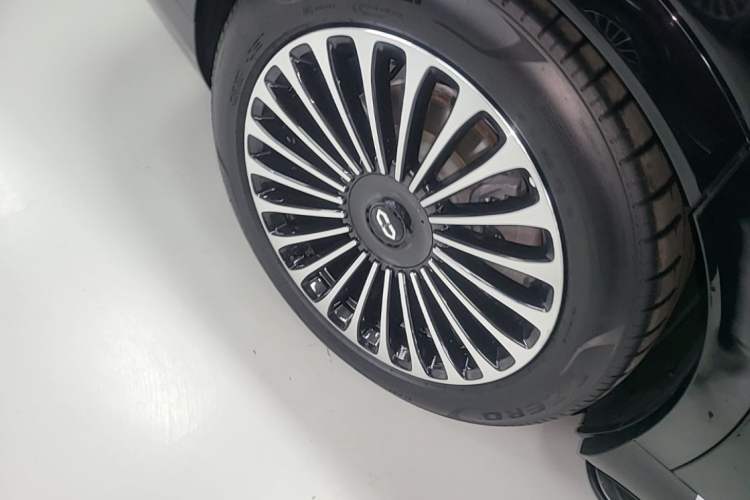 Used Hima AITO M9 2025 Extended-Range Ultra Version 52 kWh 6-Seater Right Rear Wheel Hub