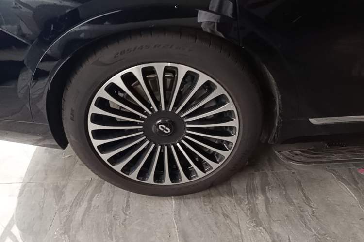 Used Hima AITO M9 2025 Extended-Range Ultra Version 52 kWh 6-Seater Right Rear Wheel Hub