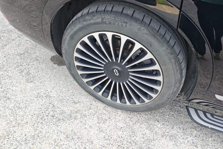 Used Hima AITO M9 2025 Extended-Range Ultra Version 52 kWh 6-Seater Right Rear Wheel Hub