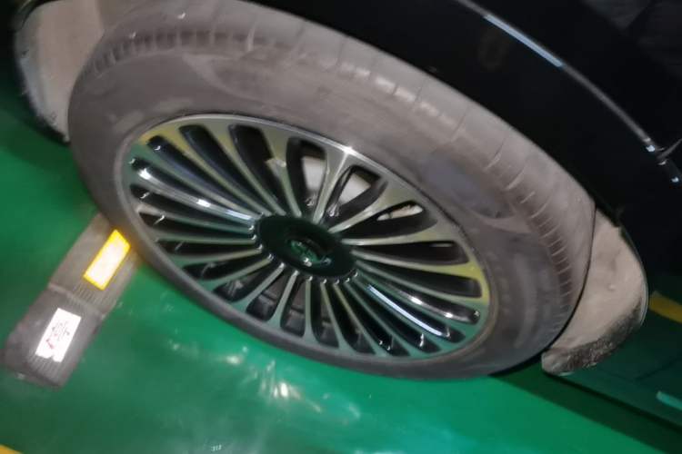 Used Hima AITO M9 2025 Extended-Range Ultra Version 52 kWh 6-Seater Right Rear Wheel Hub