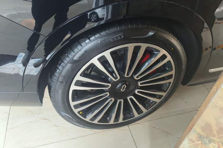 Used Hima AITO M9 2025 Extended-Range Max Version 52 kWh 5-Seater Edition Right Rear Wheel Hub