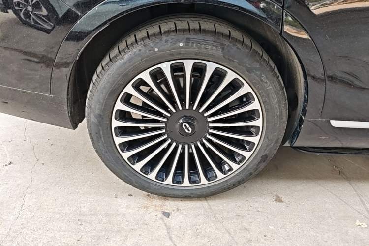 Used Hima AITO M9 2025 Extended-Range Ultra Version 52 kWh 6-Seater Right Rear Wheel Hub