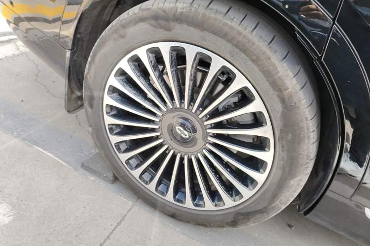 Used Hima AITO M9 2025 Extended-Range Ultra Version 52 kWh 6-Seater Right Rear Wheel Hub