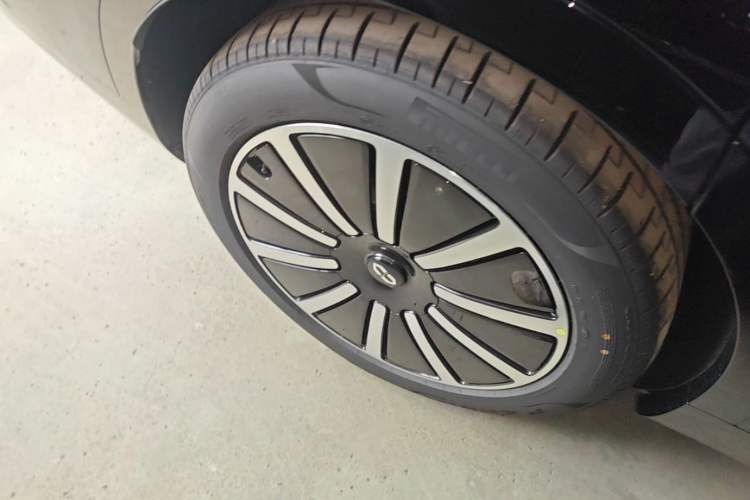 Used Hima AITO M9 2025 Extended-Range Ultra Version 52 kWh 6-Seater Right Rear Wheel Hub