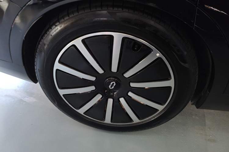 Used Hima AITO M9 2025 Extended-Range Max Version 52 kWh 6-Seater Edition Right Rear Wheel Hub
