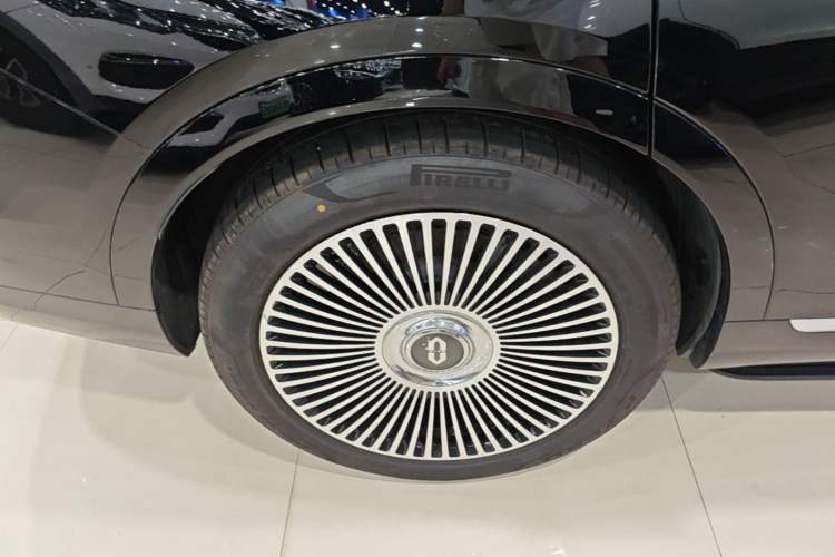 Used Hima AITO M9 2025 Extended-Range Ultra Version 52 kWh 6-Seater Right Rear Wheel Hub