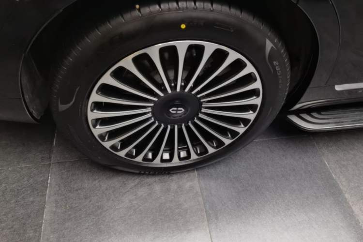 Used Hima AITO M9 2025 Pure Electric Ultra Version 100 kWh 6-Seater Model Right Rear Wheel Hub