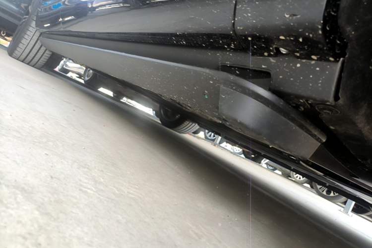 Used Hima AITO M9 2025 Model Range-Extended Max Edition 52kWh 6-seater (896-line LiDAR) Right Side Sill