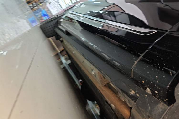 Used Hima AITO M9 2025 Extended-Range Max Version 52 kWh 6-Seater Edition Right Side Sill