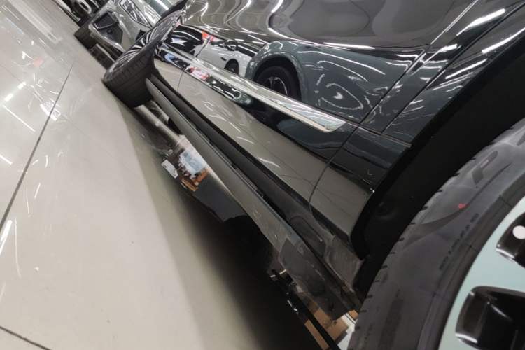 Used Hima AITO M9 2025 Extended-Range Ultra Version 52 kWh 6-Seater Right Side Sill